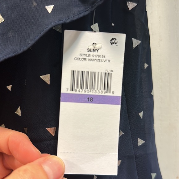SLNY Dress Sheath Tiered Metallic V-Neck NWT. Size 18. - Picture 8 of 11